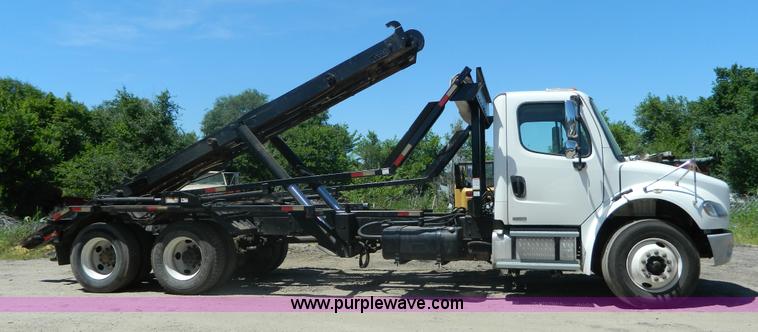 image for item J8899 2007 Freightliner Business Class M2 roll off truck