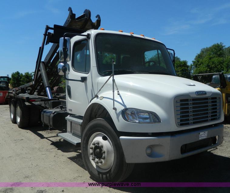 image for item J8899 2007 Freightliner Business Class M2 roll off truck