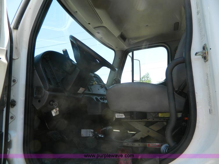 image for item J8899 2007 Freightliner Business Class M2 roll off truck