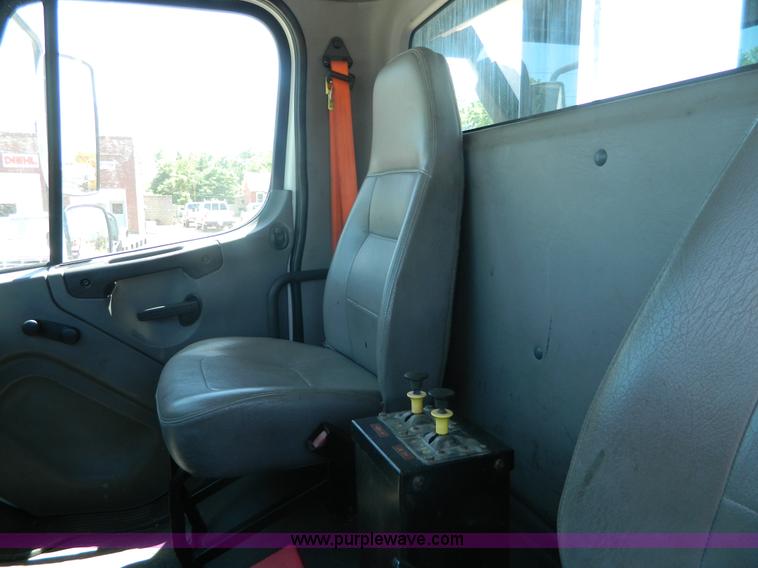 image for item J8899 2007 Freightliner Business Class M2 roll off truck