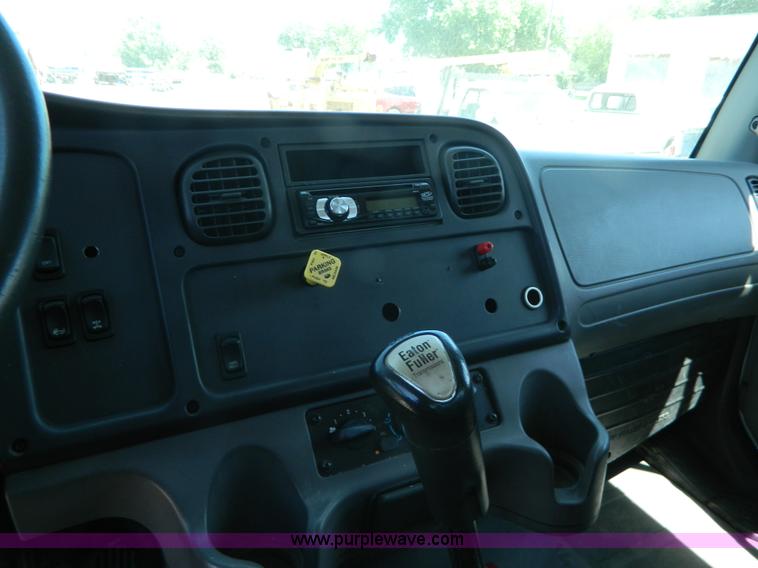 image for item J8899 2007 Freightliner Business Class M2 roll off truck