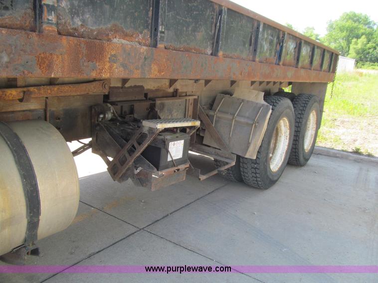 image for item K2206 1997 Ford AT9513 Aeromax 122 dump truck