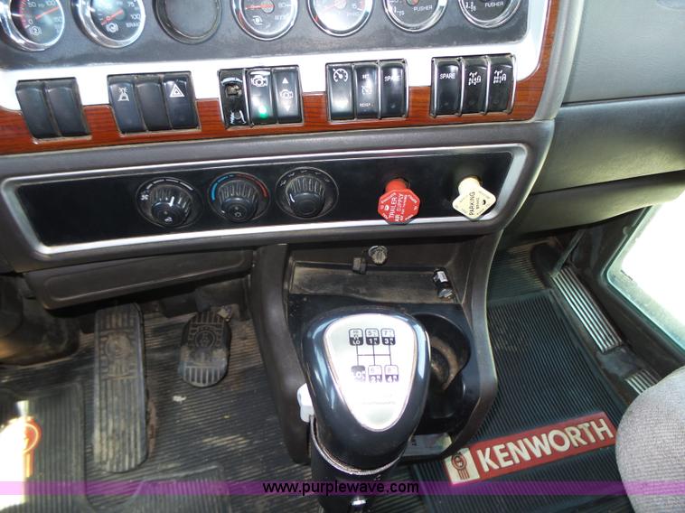 image for item K2207 2007 Kenworth T800 dump truck