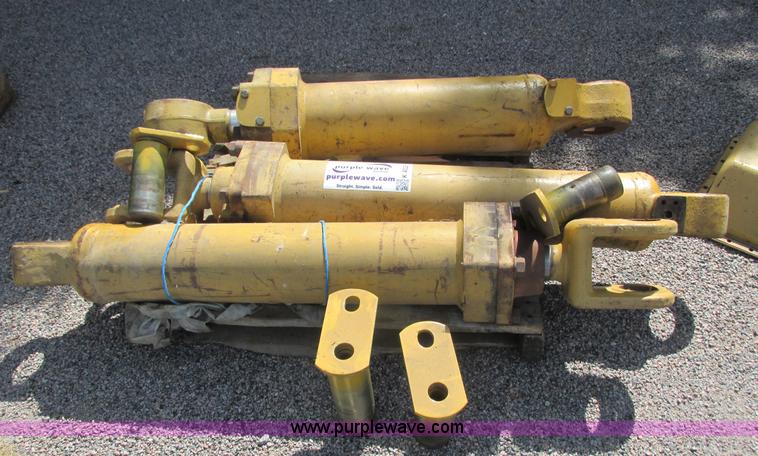 image for item K4028 Caterpillar hydraulic cylinders