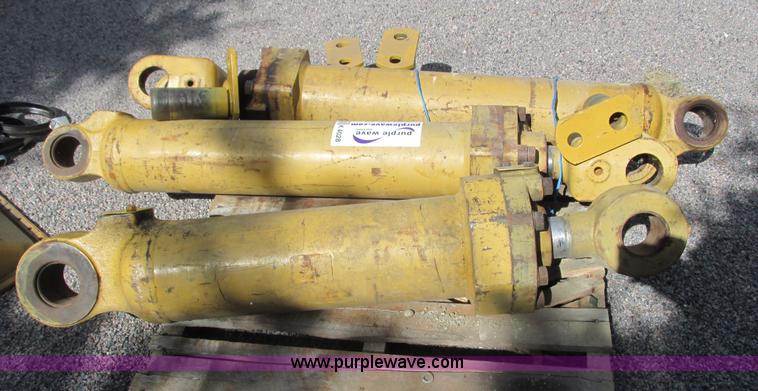 image for item K4028 Caterpillar hydraulic cylinders
