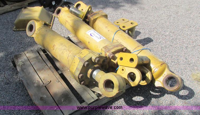 image for item K4028 Caterpillar hydraulic cylinders