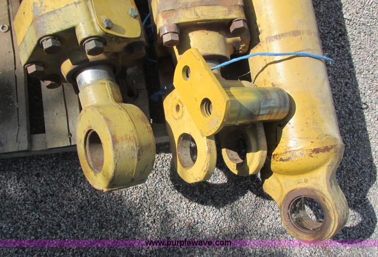 image for item K4028 Caterpillar hydraulic cylinders