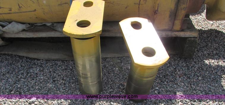 image for item K4028 Caterpillar hydraulic cylinders