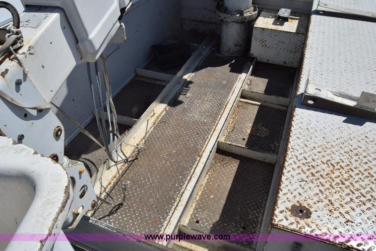 image for item K7279 2004 Ford F550 bucket truck