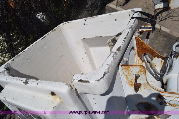 image for item K7282 2000 Ford F450 Super Duty XL bucket truck