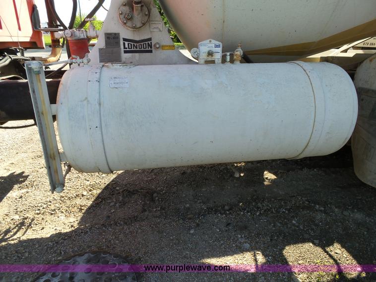 image for item L2018 2000 Sterling L8513 mixer truck