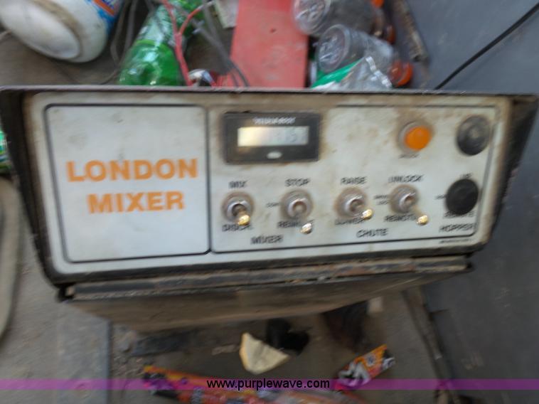 image for item L2018 2000 Sterling L8513 mixer truck
