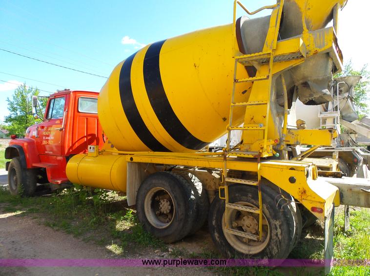image for item L2019 1989 Ford LT8000 mixer truck