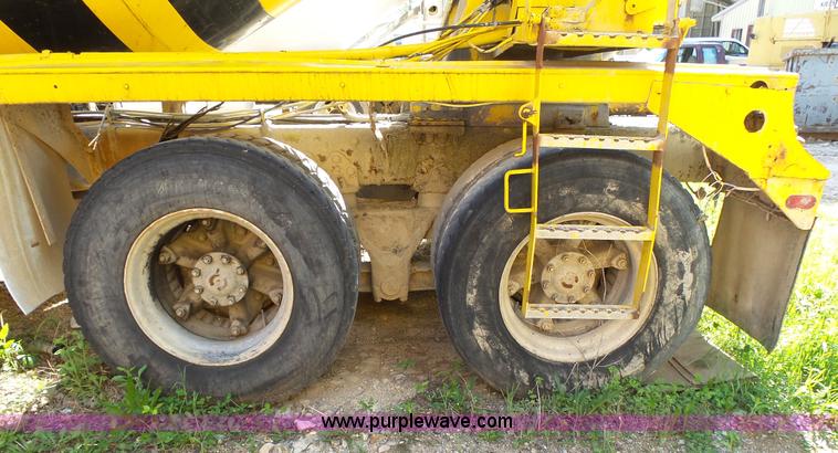 image for item L2019 1989 Ford LT8000 mixer truck