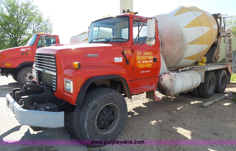 image for item L2020 1995 Ford LT9000 mixer truck