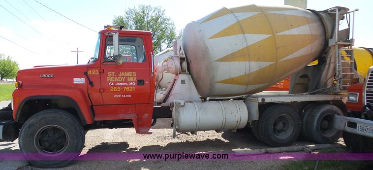 image for item L2020 1995 Ford LT9000 mixer truck