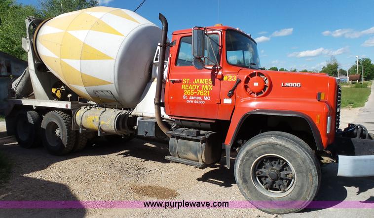 image for item L2020 1995 Ford LT9000 mixer truck