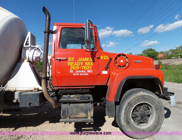 image for item L2020 1995 Ford LT9000 mixer truck