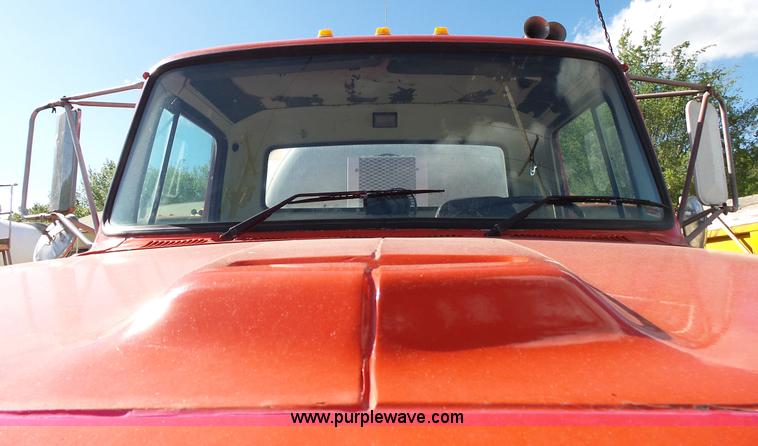 image for item L2020 1995 Ford LT9000 mixer truck