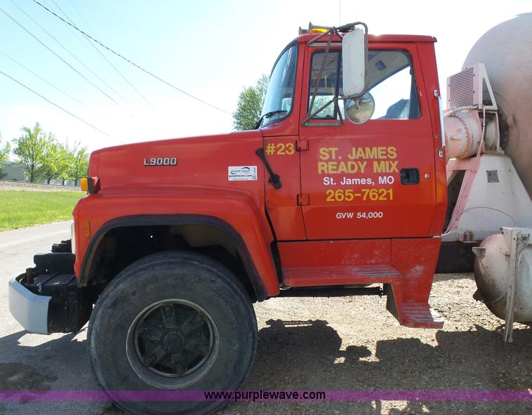image for item L2020 1995 Ford LT9000 mixer truck
