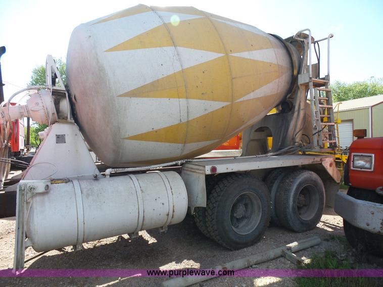 image for item L2020 1995 Ford LT9000 mixer truck