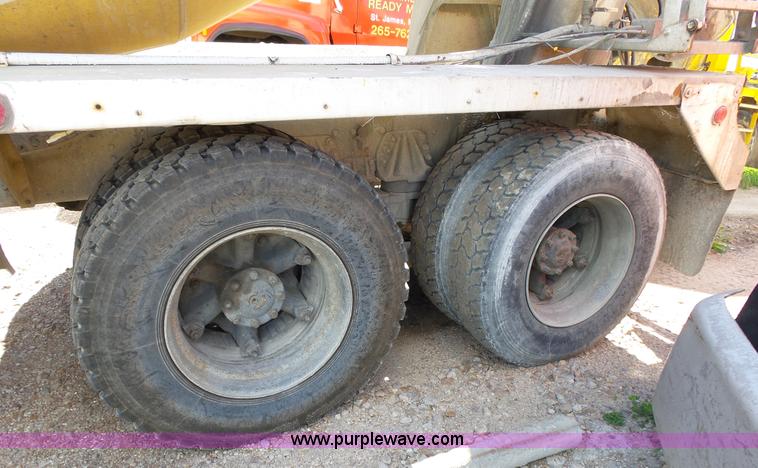 image for item L2020 1995 Ford LT9000 mixer truck