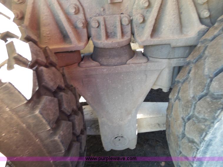 image for item L2020 1995 Ford LT9000 mixer truck