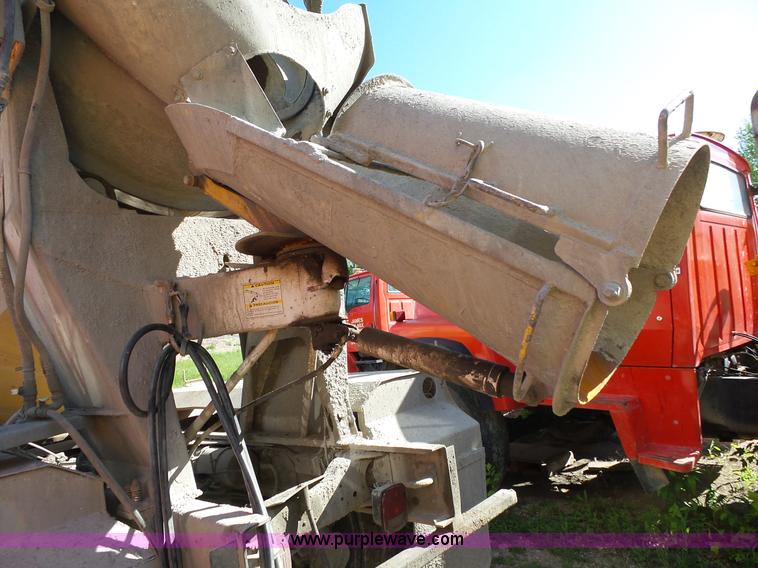 image for item L2020 1995 Ford LT9000 mixer truck