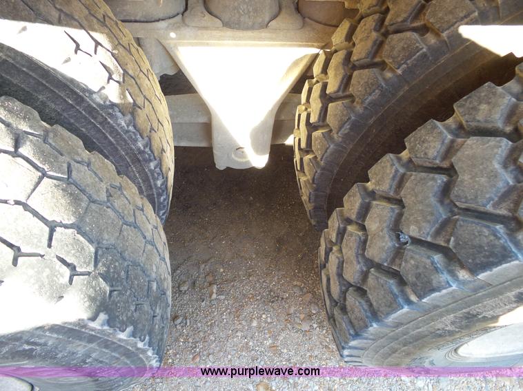 image for item L2020 1995 Ford LT9000 mixer truck