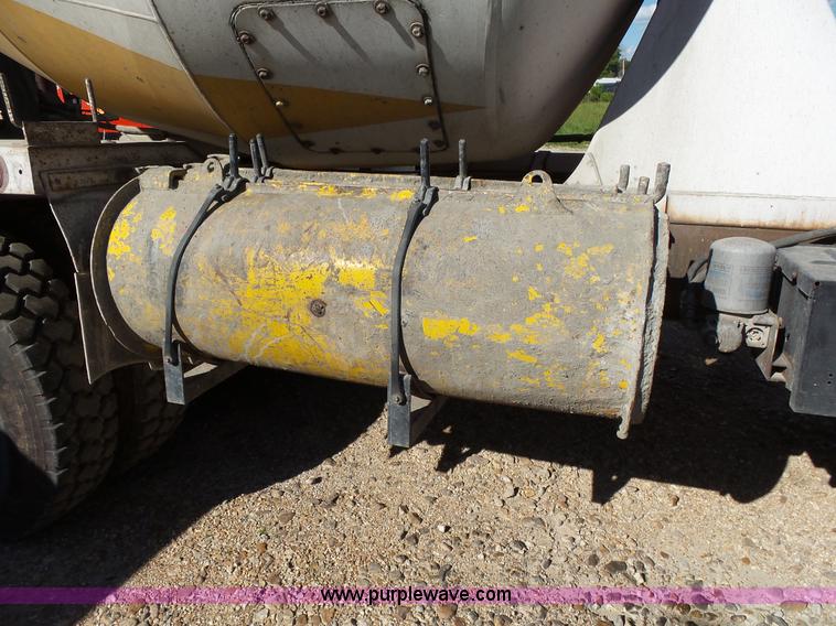 image for item L2020 1995 Ford LT9000 mixer truck