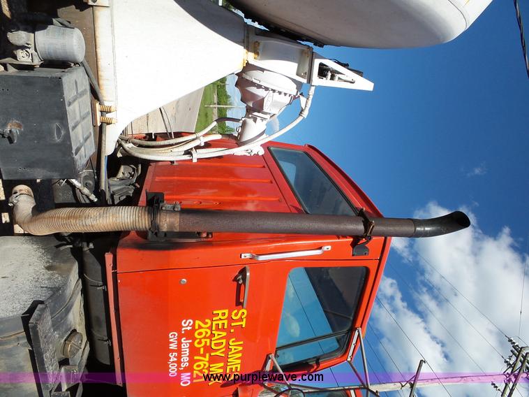 image for item L2020 1995 Ford LT9000 mixer truck