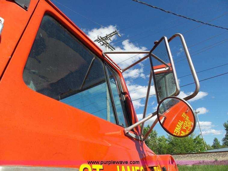 image for item L2020 1995 Ford LT9000 mixer truck