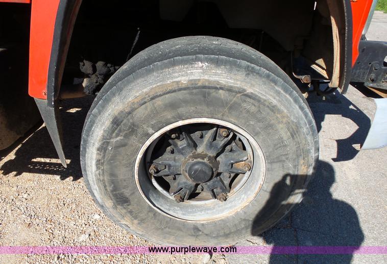 image for item L2020 1995 Ford LT9000 mixer truck