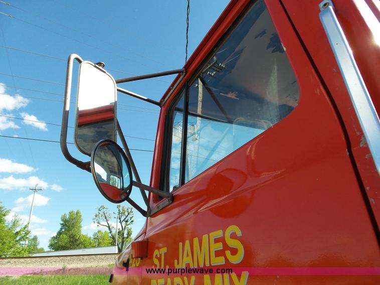 image for item L2020 1995 Ford LT9000 mixer truck