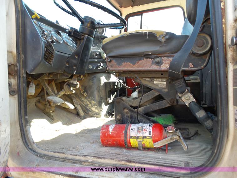 image for item L2020 1995 Ford LT9000 mixer truck