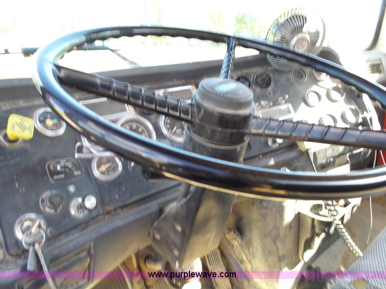 image for item L2020 1995 Ford LT9000 mixer truck