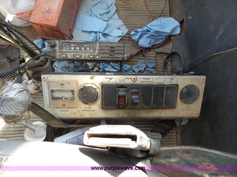 image for item L2020 1995 Ford LT9000 mixer truck