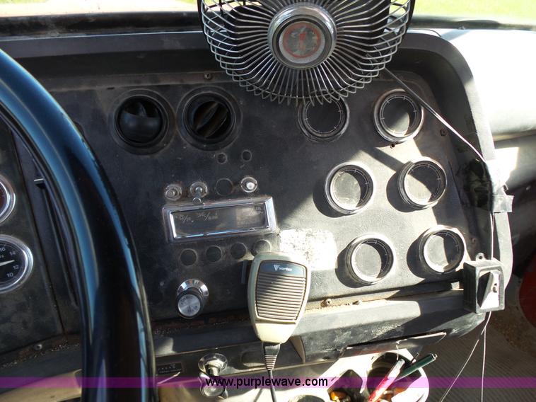 image for item L2020 1995 Ford LT9000 mixer truck