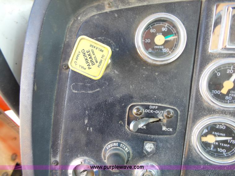 image for item L2020 1995 Ford LT9000 mixer truck