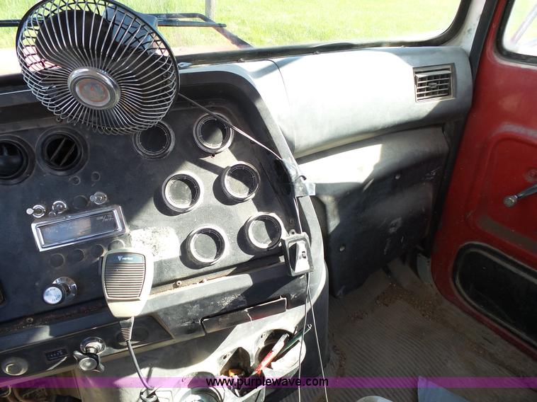 image for item L2020 1995 Ford LT9000 mixer truck