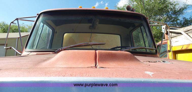 image for item L2021 1994 Ford LT8000 mixer truck