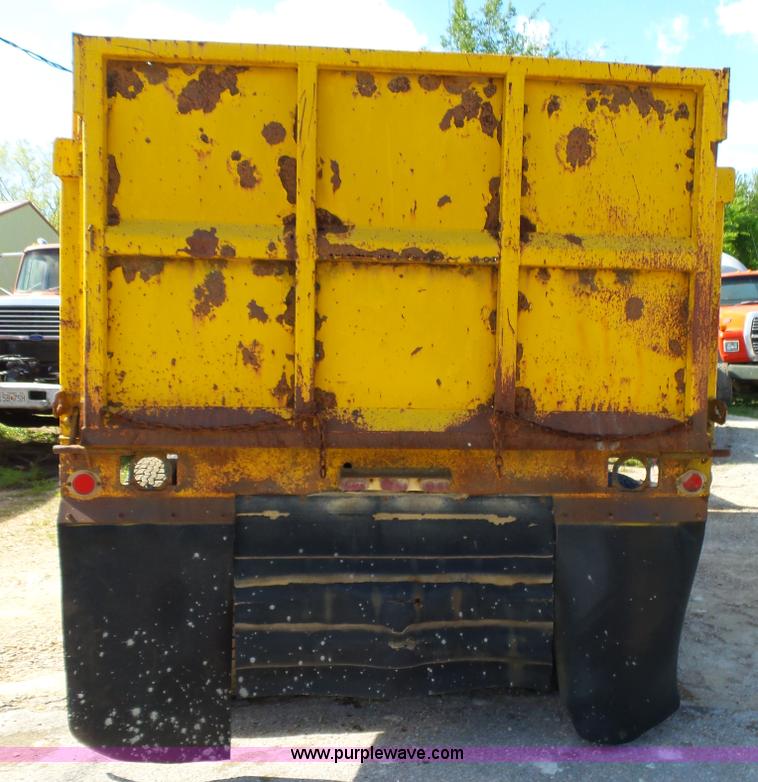 image for item L2022 1985 Ford LT9000 dump truck