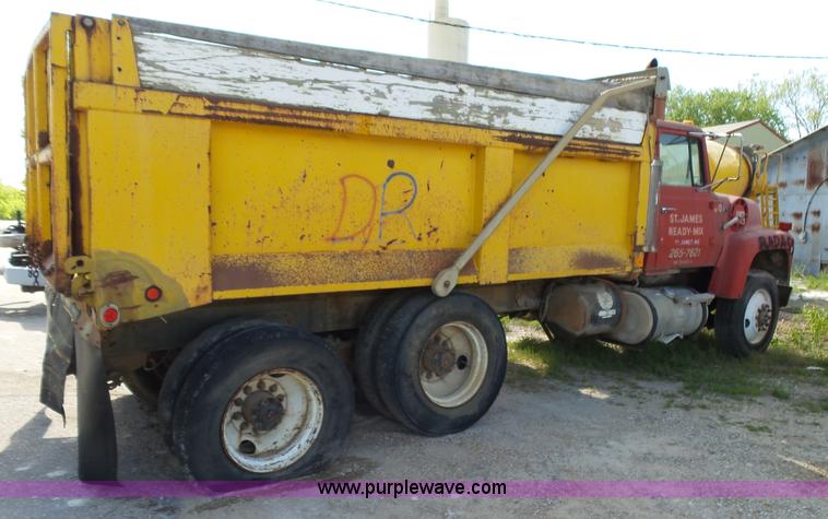 image for item L2022 1985 Ford LT9000 dump truck