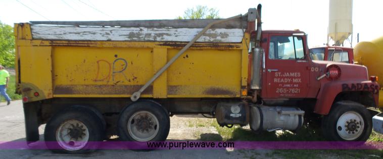 image for item L2022 1985 Ford LT9000 dump truck