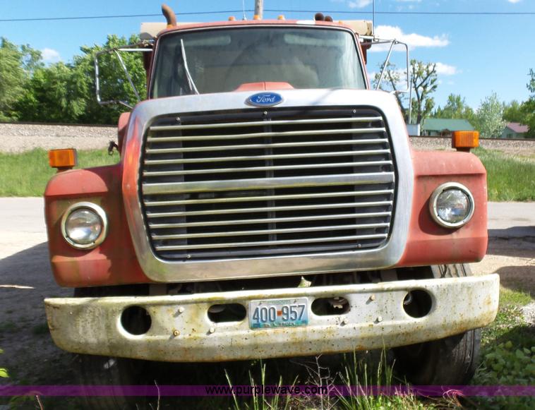 image for item L2022 1985 Ford LT9000 dump truck