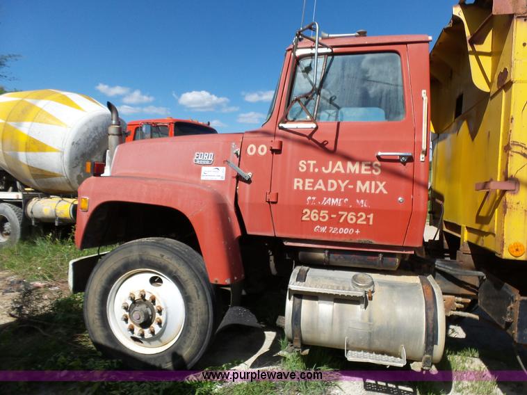 image for item L2022 1985 Ford LT9000 dump truck