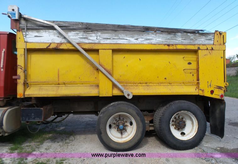 image for item L2022 1985 Ford LT9000 dump truck