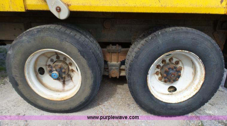 image for item L2022 1985 Ford LT9000 dump truck