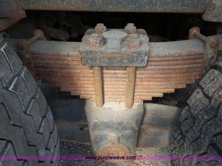 image for item L2022 1985 Ford LT9000 dump truck