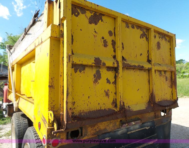 image for item L2022 1985 Ford LT9000 dump truck